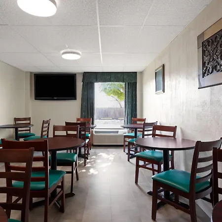 Super 8 By Wyndham Columbus Hotel